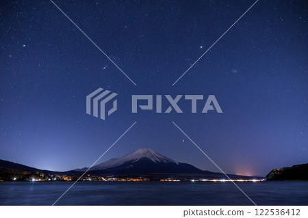 Winter constellations and Mt. Fuji seen from Lake Yamanaka 122536412