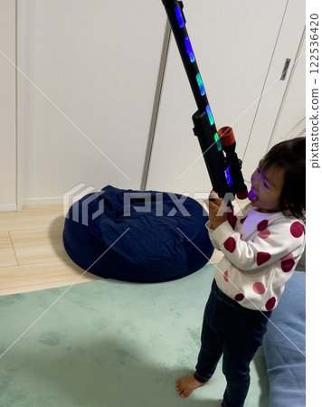 玩玩具槍的時髦女孩 玩玩具槍的時髦女孩 122536420