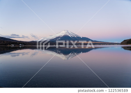 Red Fuji reflected on the surface of Lake Yamanaka 122536589