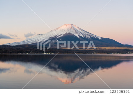 山中湖表面的紅色富士 山中湖表面的紅色富士 122536591