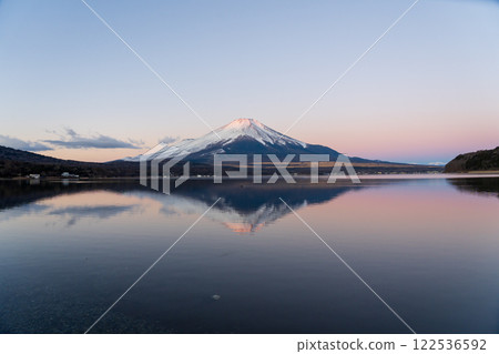 山中湖表面的紅色富士 山中湖表面的紅色富士 122536592