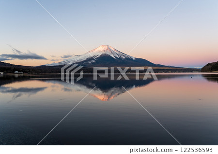 山中湖表面的紅色富士 山中湖表面的紅色富士 122536593