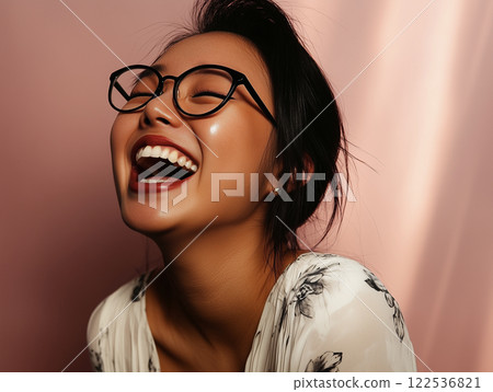 人工智慧生成的圖像：粉紅色背景上一位微笑的年輕女性 122536821