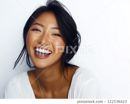 人工智慧生成的圖像:白色背景下,一位皮膚黝黑、面帶微笑的年輕女子的肖像 人工智慧生成的圖像:白色背景下,一位皮膚黝黑、面帶微笑的年輕女子的肖像 122536823