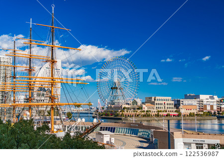 藍天下的帆船和 Cosmo World 122536987