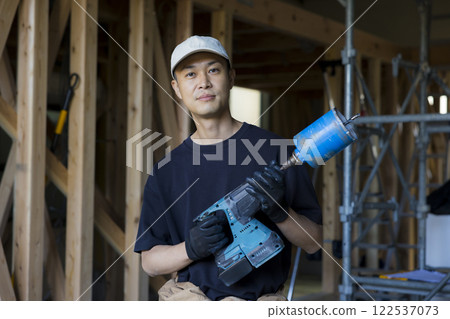 在建築工地工作的人 122537073