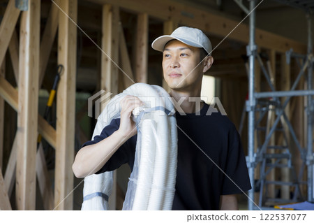 在建築工地工作的人 122537077