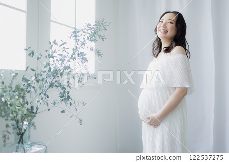 孕婦站在窗邊 孕婦站在窗邊 122537275