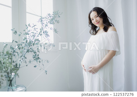 孕婦站在窗邊 孕婦站在窗邊 122537276