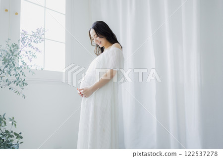 孕婦站在窗邊 122537278