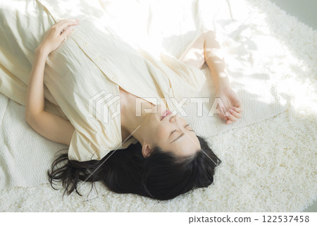 一位女士睡著了 一位女士睡著了 122537458