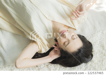 一位女士睡著了 122537465
