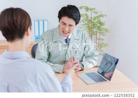 Salesman negotiating with a complaining customer (real estate, work clothes, businessman) Salesman negotiating with a complaining customer (real estate, work clothes, businessman) 122538352