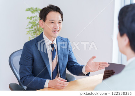 正在開會的商人（西裝、工作服、工作服） 122538355