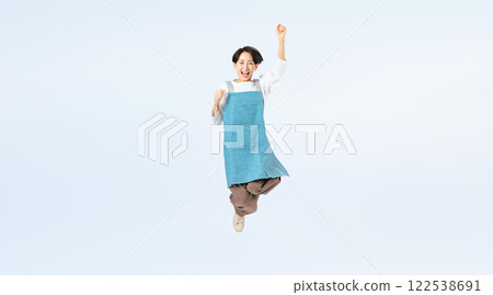 一名中年婦女穿著圍裙跳躍的全身照片 122538691