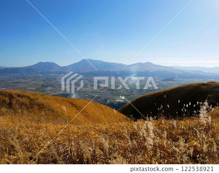 冬季從阿蘇大觀峰俯瞰火山口（熊本縣） 122538921