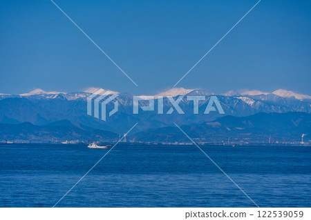 [Shizuoka Prefecture] A small boat floating in Suruga Bay and the snow-capped Southern Alps 122539059