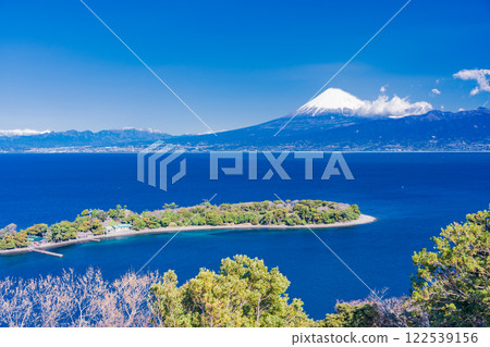 [Shizuoka Prefecture] Mount Fuji seen across the sea from Cape Osezaki 122539156