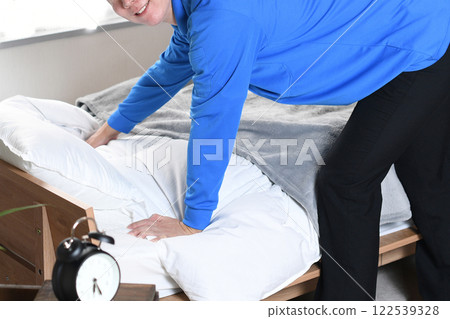 穿著工作服鋪床的亞洲男人 122539328