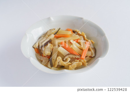 愛知縣當地菜餚,煮蔬菜圖片 | 配料:蘿蔔、胡蘿蔔、海帶、香菇、魔芋、炸豆腐 愛知縣當地菜餚,煮蔬菜圖片 | 配料:蘿蔔、胡蘿蔔、海帶、香菇、魔芋、炸豆腐 122539428
