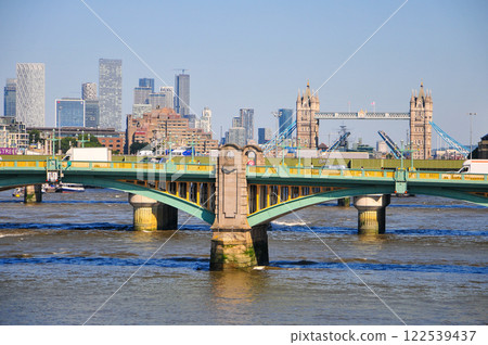 倫敦市中心泰晤士河上南華克橋的美景 122539437