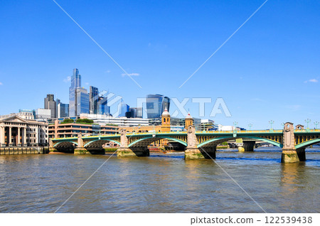 倫敦市中心泰晤士河上南華克橋的美景 122539438