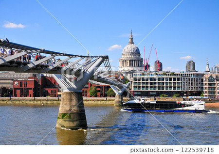 A beautiful view of St Paul's Cathedral in London A beautiful view of St Paul's Cathedral in London 122539718