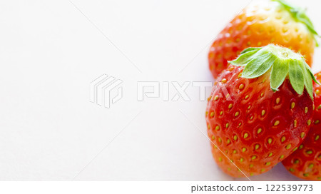 白色背景的紅色新鮮草莓 白色背景的紅色新鮮草莓 122539773