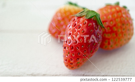 白色背景中的紅色新鮮草莓 122539777