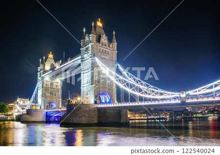 Beautiful night view of Tower Bridge over the River Thames in London 122540024