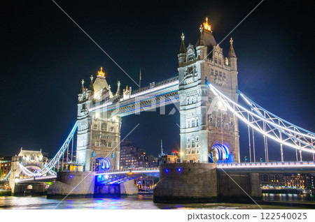 Beautiful night view of Tower Bridge over the River Thames in London 122540025
