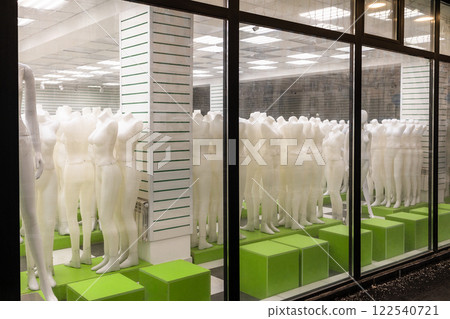 window display of closing clothing store 122540721