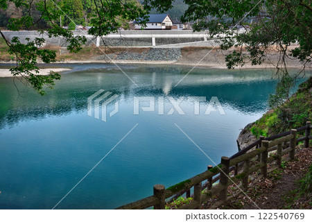 從臥龍山莊望去的比地川與風景 122540769
