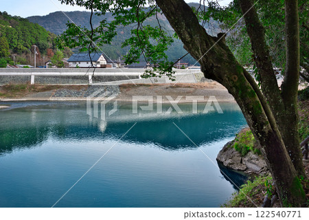 從臥龍山莊望去的比地川與風景 122540771