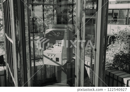 在街角的公用電話亭 122540927
