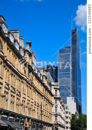 A very beautiful view of central London 122540983