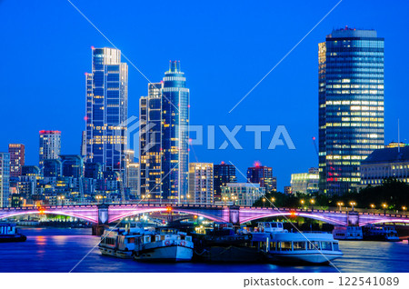 A beautiful night view of London A beautiful night view of London 122541089