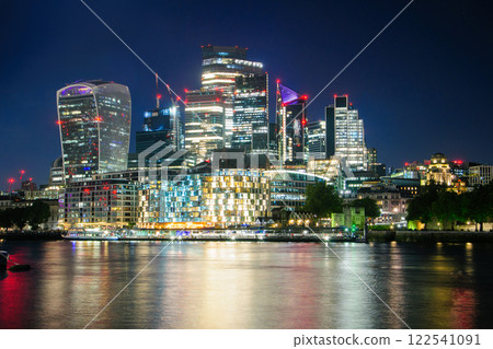 A beautiful night view of London 122541091