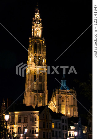 比利時安特衛普城市景觀與美麗的教堂 122541947