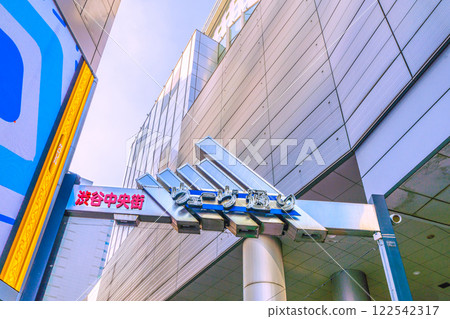 日本東京城市景觀，俯瞰澀谷車站前的 Wave Street（入口/出口），2025 年 1 月 20 日 122542317