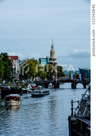漫步在荷蘭首都阿姆斯特丹的街道 122542648