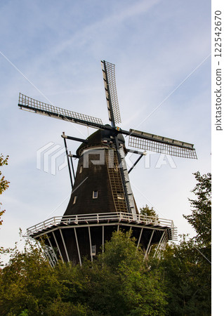 漫步在荷蘭首都阿姆斯特丹的街道 122542670