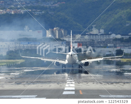 A passenger plane landing on runway B at Osaka International Airport (photographed in August 2024 in Toyonaka City, Osaka Prefecture) A passenger plane landing on runway B at Osaka International Airport (photographed in August 2024 in Toyonaka City, Osaka Prefecture) 122543329