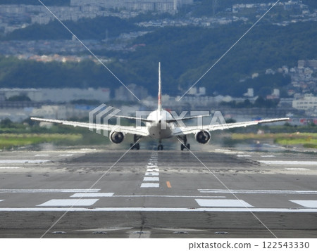 A passenger plane taxiing to take off from Runway B at Osaka International Airport (photographed in Toyonaka City, Osaka Prefecture in August 2024) A passenger plane taxiing to take off from Runway B at Osaka International Airport (photographed in Toyonaka City, Osaka Prefecture in August 2024) 122543330