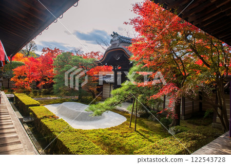 Sand garden at Shaka-do Hall of Eikando temple in autumn, Kyoto Sand garden at Shaka-do Hall of Eikando temple in autumn, Kyoto 122543728
