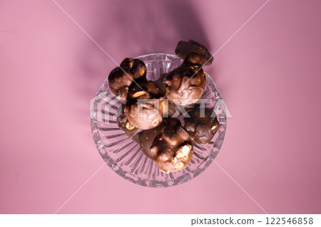 水晶球裡的花生巧克力 水晶球裡的花生巧克力 122546858