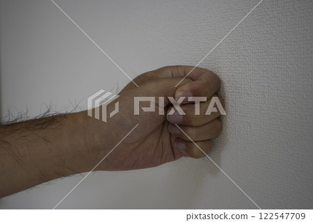 男性的手撞到牆壁_黑暗影像 122547709