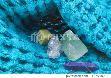 Blue background group of crystals different sizes Blue background group of crystals different sizes 122548098