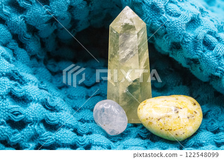 Blue background group of crystals different sizes 122548099