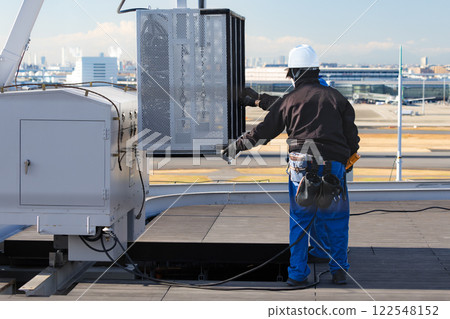 Window cleaning work using a gondola at Haneda Airport Building 122548152